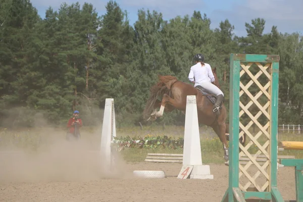 Yoshkar-Ola, RUSIA, 29 de julio de 2018: Carreras de caballos y saltos — Foto de Stock