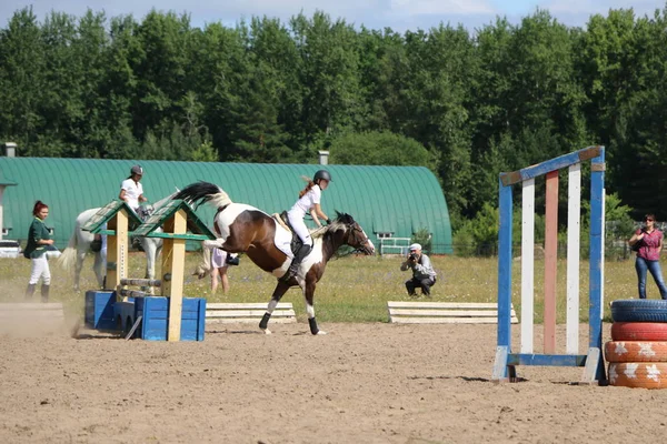 Yoshkar-Ola, Rusko, 29 července 2018: Koňské dostihy a skákání na — Stock fotografie