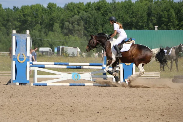 Yoshkar-Ola, RUSSIE, 29 juillet 2018 : Courses hippiques et sauts — Photo