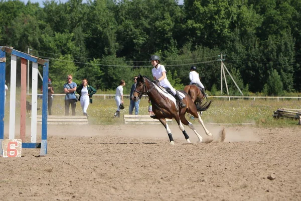 Yoshkar-Ola, RUSSIA, 29 de julho de 2018: Corrida de cavalos e salto — Fotografia de Stock