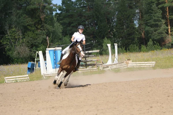 Yoshkar-Ola, RUSSIA, 29 de julho de 2018: Corrida de cavalos e salto — Fotografia de Stock