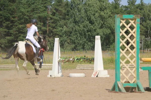 ヨシュカル ・ オラ ロシア、2018 年 7 月 29 日: 競馬とにジャンプ — ストック写真