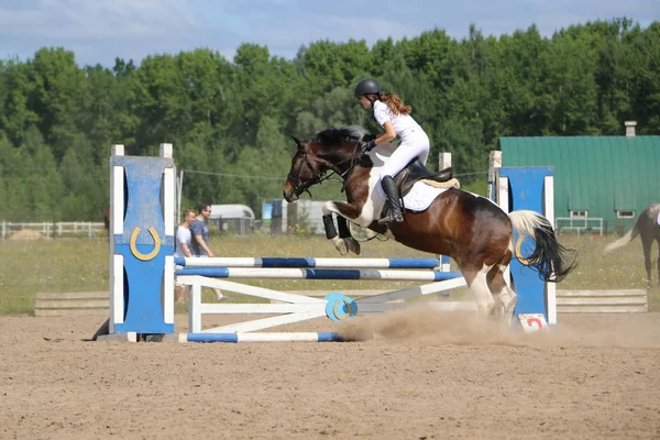 Yoshkar-Ola, RUSSIA, July 29, 2018: Horse racing and jumping on — Stock Photo, Image