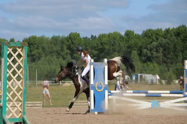 ヨシュカル ・ オラ ロシア、2018 年 7 月 29 日: 競馬とにジャンプ — ストック写真