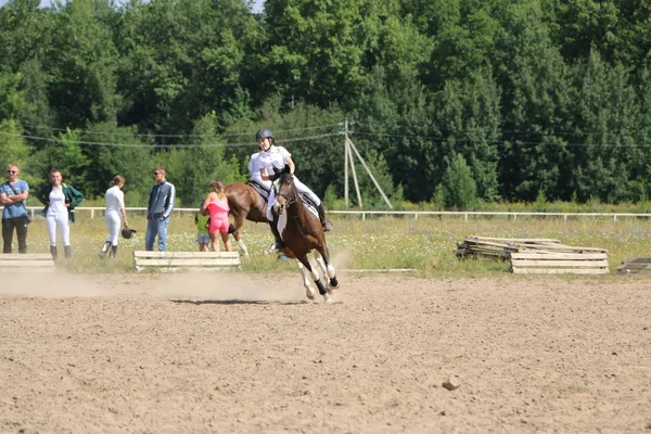 Yoshkar-Ola, Ryssland, 29 juli 2018: Hästkapplöpning och hoppa på — Stockfoto