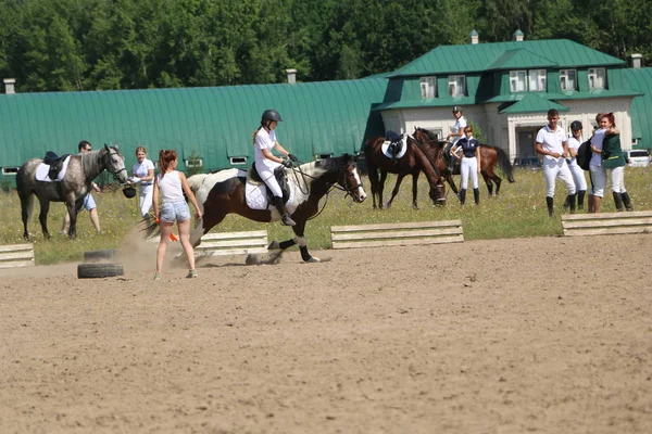 Yoshkar-Ola, RUSSIA, 29 de julho de 2018: Corrida de cavalos e salto — Fotografia de Stock