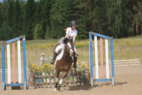 Yoshkar-Ola, RUSSIA, 29 de julho de 2018: Corrida de cavalos e salto — Fotografia de Stock