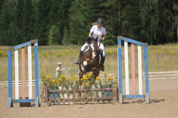 Yoshkar-Ola, RUSSIA, July 29, 2018: Horse racing and jumping on — Stock Photo, Image