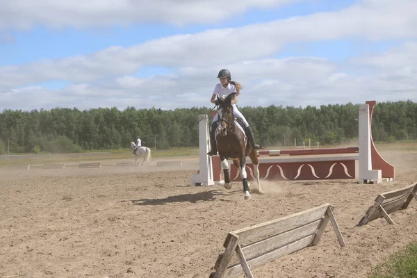 Yoshkar-Ola, Ryssland, 29 juli 2018: Hästkapplöpning och hoppa på — Stockfoto