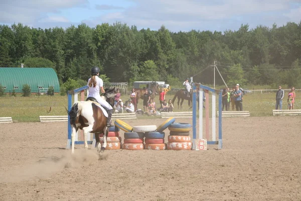 Yoshkar-Ola, RUSSIA, 29 de julho de 2018: Corrida de cavalos e salto — Fotografia de Stock