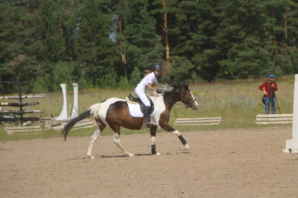 Yoshkar-Ola, Ryssland, 29 juli 2018: Hästkapplöpning och hoppa på — Stockfoto