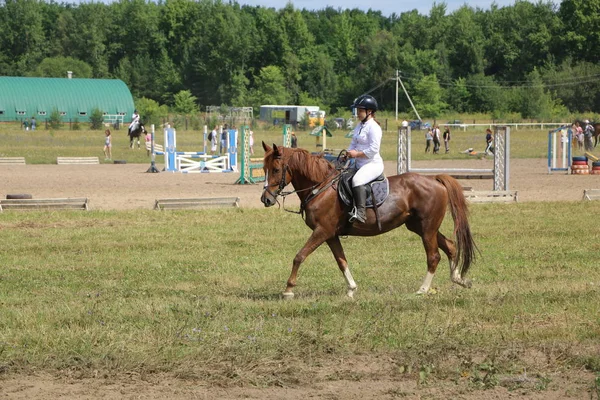 Yoshkar-Ola, RUSSIA, 29 luglio 2018: Corse di cavalli e salti — Foto Stock