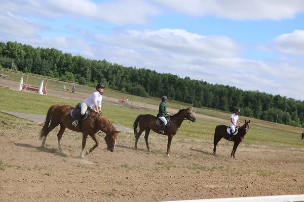 Yoshkar-Ola, RUSSIA, 29 de julho de 2018: Corrida de cavalos e salto — Fotografia de Stock