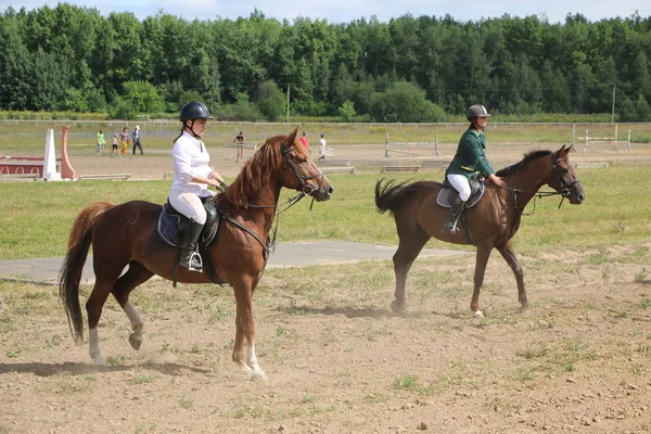 Yoshkar-Ola, RUSSIA, 29 de julho de 2018: Corrida de cavalos e salto — Fotografia de Stock