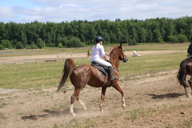Yoshkar-Ola, Rusya, 29 Temmuz 2018: At yarışı ve atlama 