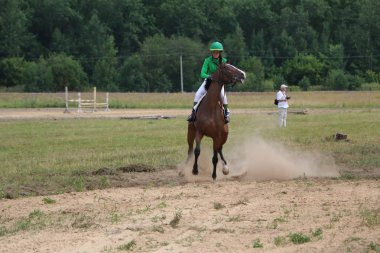Yoshkar-Ola, Rusya, 29 Temmuz 2018: At yarışı ve atlama 