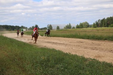 Yoshkar-Ola, Rusya, 29 Temmuz 2018: At yarışı ve atlama 