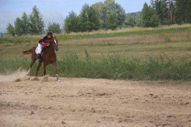 Yoshkar-Ola, Rusya, 29 Temmuz 2018: At yarışı ve atlama 