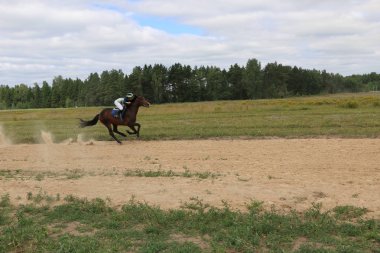 Yoshkar-Ola, Rusya, 29 Temmuz 2018: At yarışı ve atlama 
