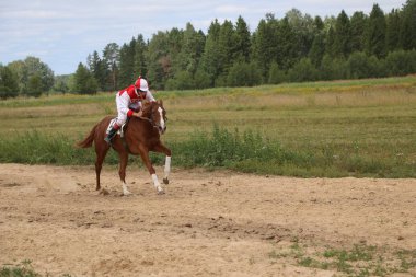 Yoshkar-Ola, Rusya, 29 Temmuz 2018: At yarışı ve atlama 