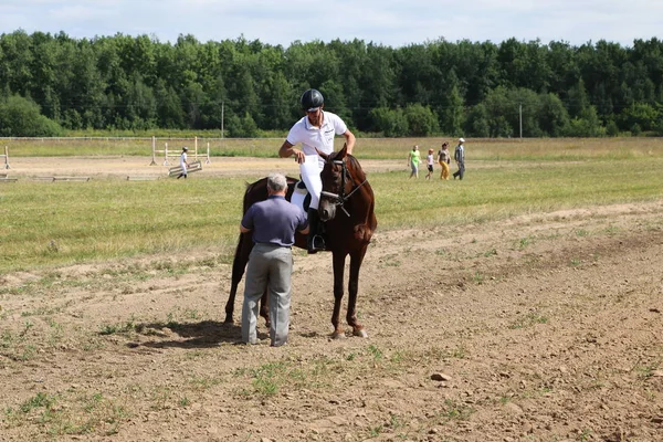 Yoshkar-Ola, Ryssland, 29 juli 2018: Hästkapplöpning och hoppa på — Stockfoto