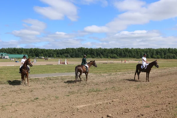 Yoshkar-Ola, RUSSIA, 29 de julho de 2018: Corrida de cavalos e salto — Fotografia de Stock