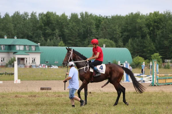 Yoshkar-Ola, RUSIA, 29 de julio de 2018: Carreras de caballos y saltos —  Fotos de Stock