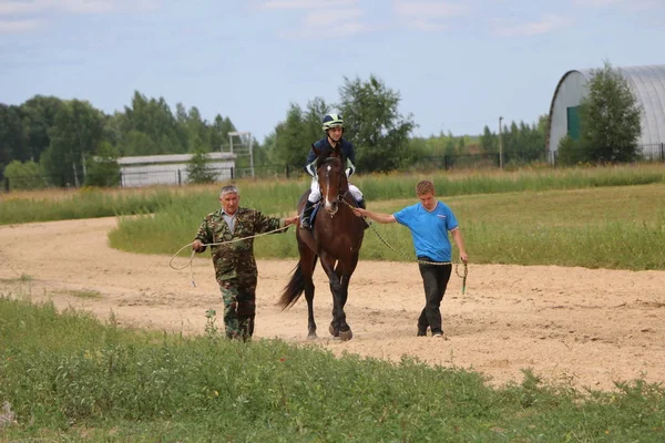 Yoshkar-Ola, RUSIA, 29 de julio de 2018: Carreras de caballos y saltos — Foto de Stock