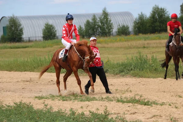 Yoshkar-Ola, Ryssland, 29 juli 2018: Hästkapplöpning och hoppa på — Stockfoto