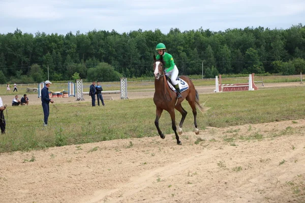 Yoshkar-Ola, Ryssland, 29 juli 2018: Hästkapplöpning och hoppa på — Stockfoto