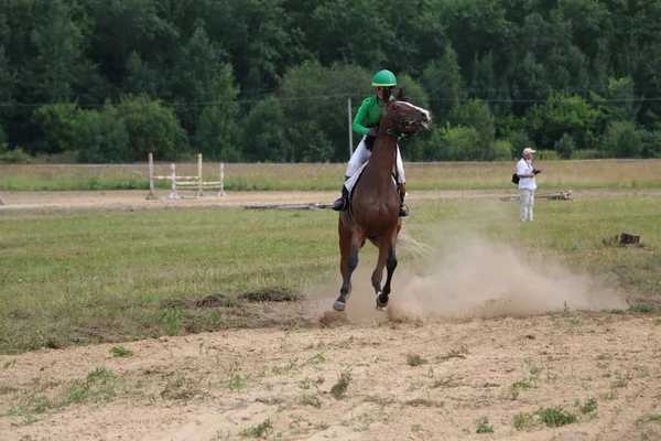 Yoshkar-Ola, RUSIA, 29 de julio de 2018: Carreras de caballos y saltos — Foto de Stock