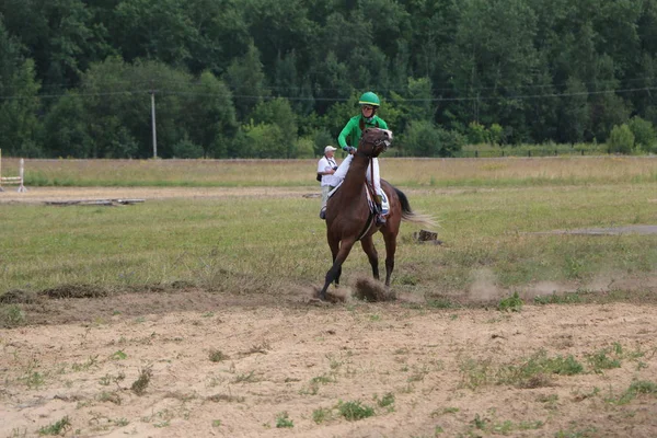 Yoshkar-Ola, Oroszország, július 29-én 2018-ban: Lóverseny és ugrás — Stock Fotó