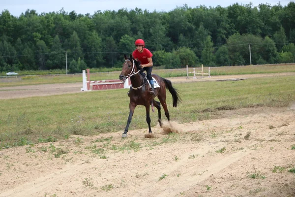 Yoshkar-Ola, RUSSIA, 29 de julho de 2018: Corrida de cavalos e salto — Fotografia de Stock