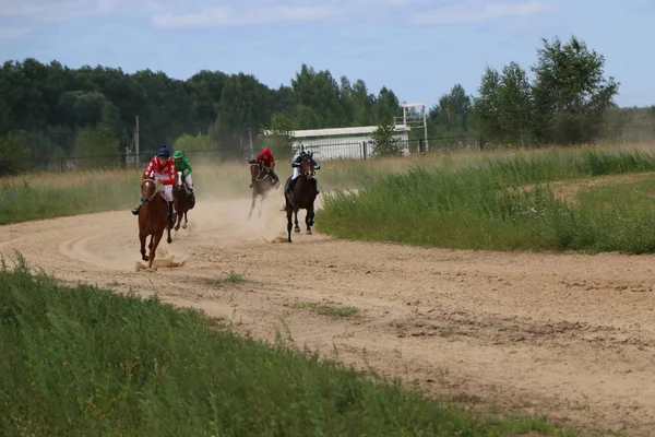 Yoshkar-Ola, RUSSIA, 29 de julho de 2018: Corrida de cavalos e salto — Fotografia de Stock