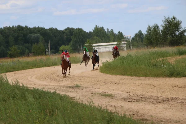 Yoshkar-Ola, RUSSIA, 29 de julho de 2018: Corrida de cavalos e salto — Fotografia de Stock