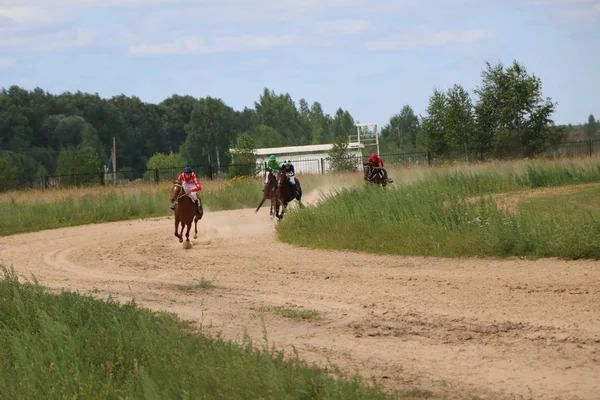 Yoshkar-Ola, RUSSIA, 29 de julho de 2018: Corrida de cavalos e salto — Fotografia de Stock