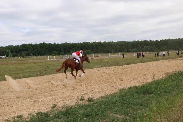 Yoshkar-Ola, RUSSIA, July 29, 2018: Horse racing and jumping on — Stock Photo, Image