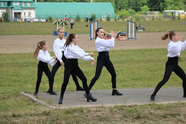 Yoshkar-Ola, Rusland, juli 29, 2018: Paardenrennen en springen op — Stockfoto