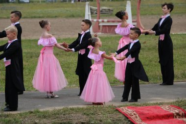 Yoshkar-Ola, Rusya, 29 Temmuz 2018: At yarışı ve atlama 