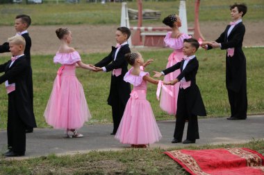 Yoshkar-Ola, Rusya, 29 Temmuz 2018: At yarışı ve atlama 