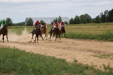 Yoshkar-Ola, Rusya, 29 Temmuz 2018: At yarışı ve atlama 