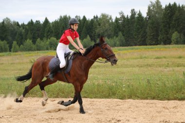 Yoshkar-Ola, Rusya, 29 Temmuz 2018: At yarışı ve atlama 