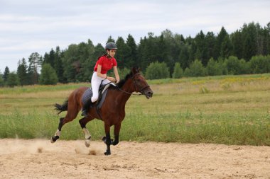 Yoshkar-Ola, Rusya, 29 Temmuz 2018: At yarışı ve atlama 