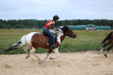 Yoshkar-Ola, Rusya, 29 Temmuz 2018: At yarışı ve atlama 