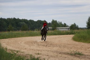 Yoshkar-Ola, Rusya, 29 Temmuz 2018: At yarışı ve atlama 