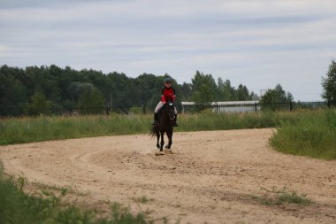 Yoshkar-Ola, Rusya, 29 Temmuz 2018: At yarışı ve atlama 