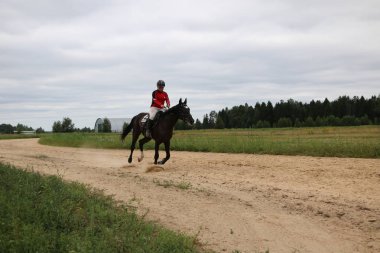 Yoshkar-Ola, Rusya, 29 Temmuz 2018: At yarışı ve atlama 