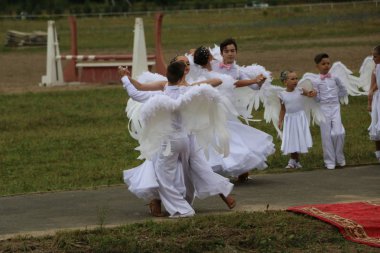 Yoshkar-Ola, Rusya, 29 Temmuz 2018: At yarışı ve atlama 