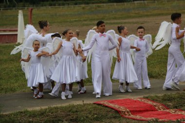 Yoshkar-Ola, Rusya, 29 Temmuz 2018: At yarışı ve atlama 