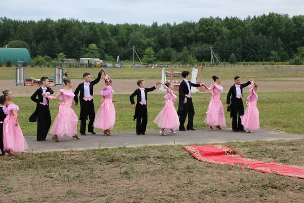 Yoshkar-Ola, RUSSIA, 29. juli 2018: Hestevæddeløb og hop på - Stock-foto